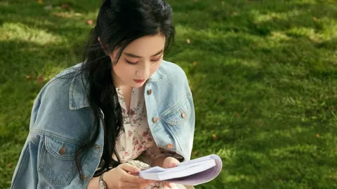 佟丽娅母子同台合唱