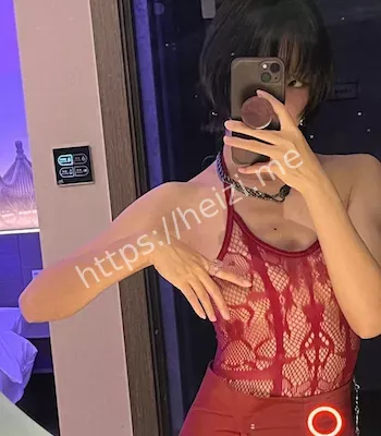 短发美女