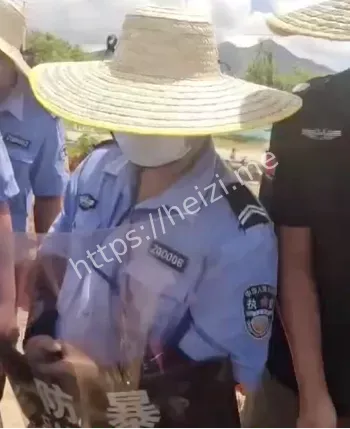 群众堵路维权