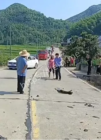 奔驰撞车