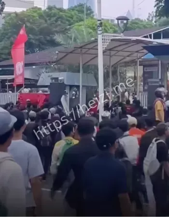 10万人抗议