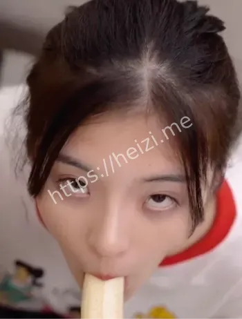 哥哥喂香蕉