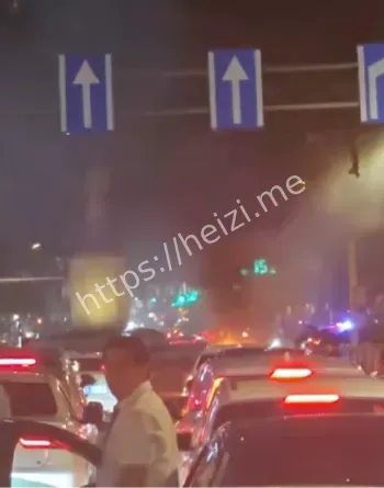 浓烟滚滚