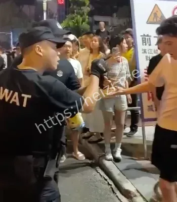 武力镇压