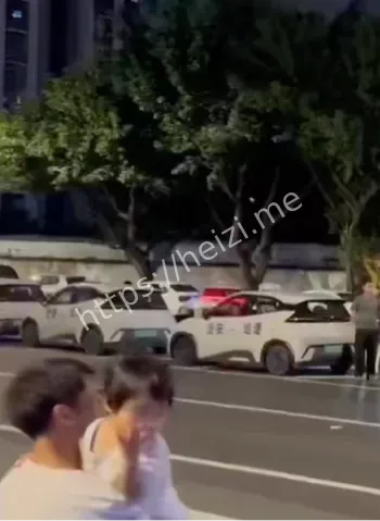 民众堵路抗议