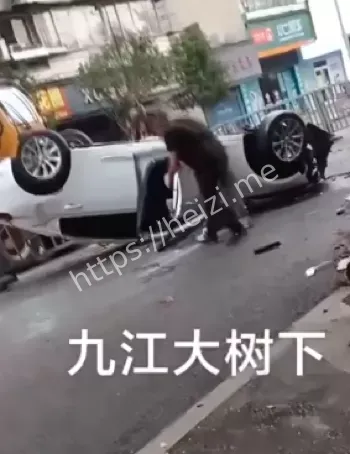 南昌街道翻车现场