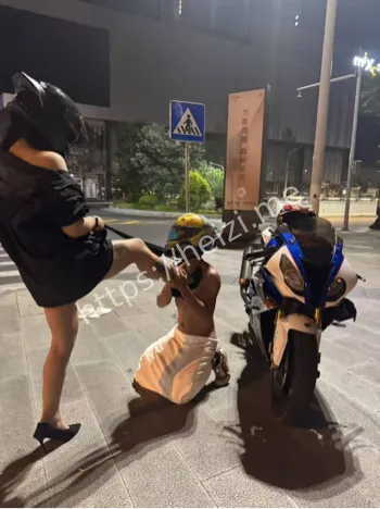 摩托车友会女骑手牵男人狗跪