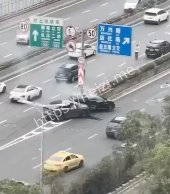 两电车相撞爆燃