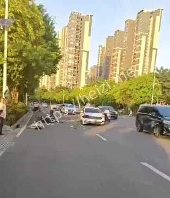 摩托高速撞车