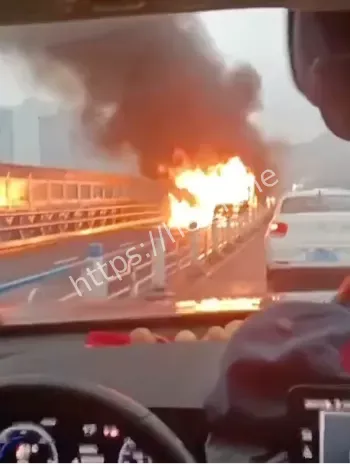 车头火焰吞噬烧毁