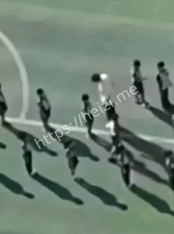 蒙某老师操场踢学生视频