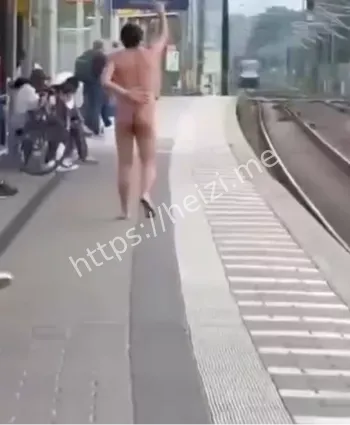 裸体男子跳轨自杀事件