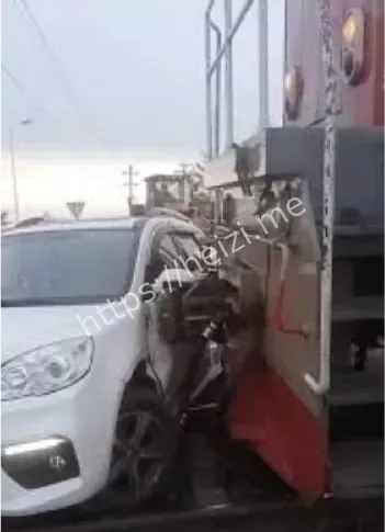 呼伦贝尔汽车火车相撞