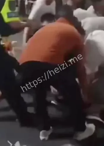 男子持刀捅伤多人现场细节