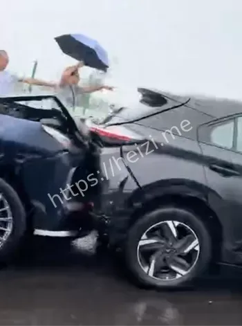 三辆豪车烧毁图片