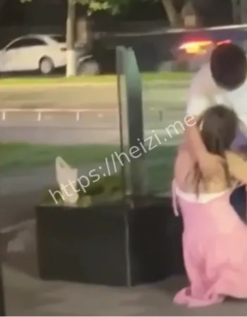 成都地铁口醉酒女当街跪舔男友