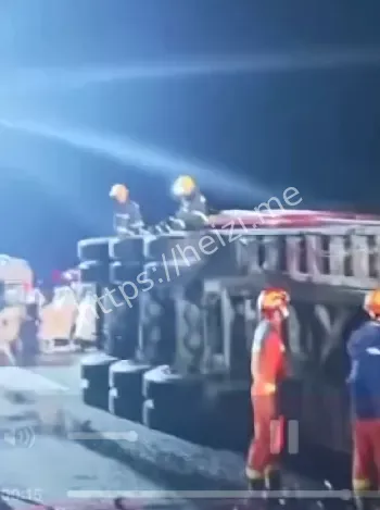 海南高速超载事故现场图