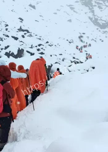 珠峰暴雪突袭东坡营地