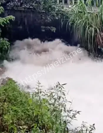 老人巨石压腿起重机救援过程