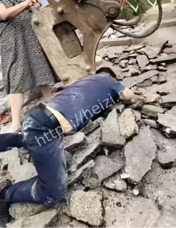 男子抱挖机