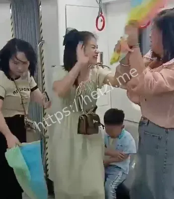 堂姐妹持伞互殴