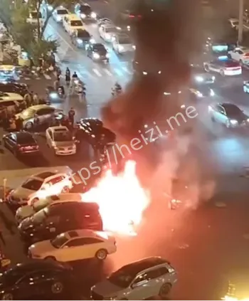 上汽大众车火势迅猛烧毁