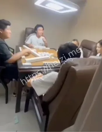 精神小伙女友被摸手吃醋