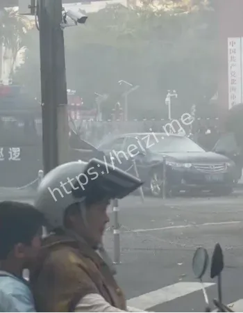 神秘驾驶员被特警抬走