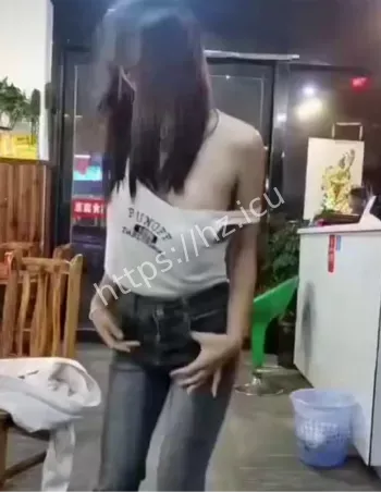 女孩脱衣服狂舞状态