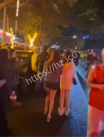 群众围堵滚出中国