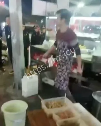 摊主持刀对峙特警