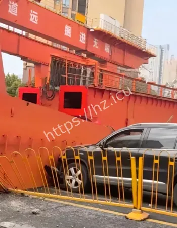龙门吊突然倒塌