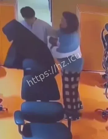 打游戏小伙
