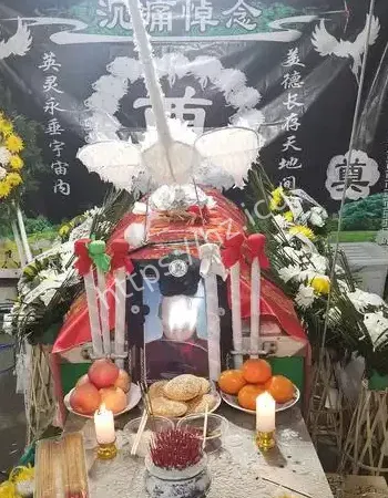 老宅门外哀乐震天