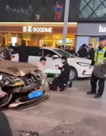 小轿车失控直冲人群