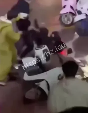 街头持刃狂殴刀仔