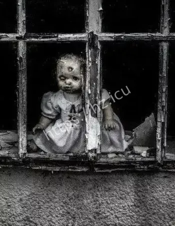 荒地惊现鬼小孩瞬间消失