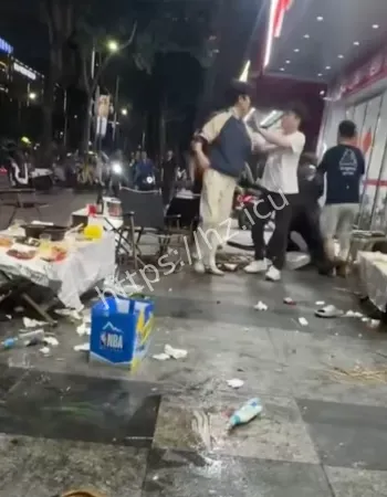 多人板凳砸人混战