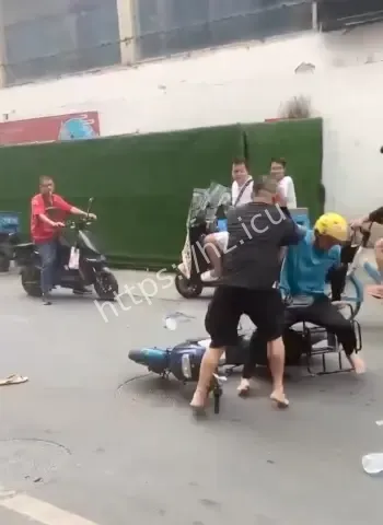 因电动车起冲突光脚互殴