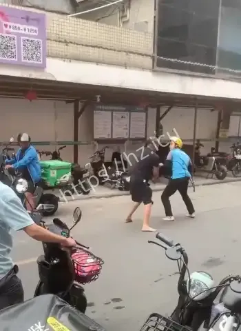 因电动车起冲突光脚互殴