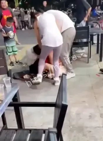 大叔趁乱咸猪手