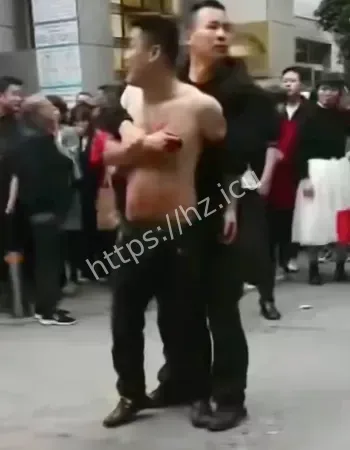 四川阆中砸车事件