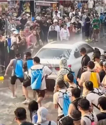 游客车被灌水事件