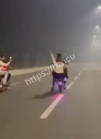 相撞血溅街头哀嚎打滚