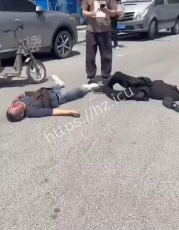 卖饼哥踢狗被扇耳光