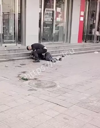 黑衣男子持啤酒瓶