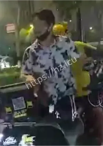 女子街头舌战多人