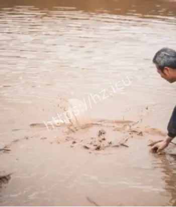 村民探查水中黑影无果