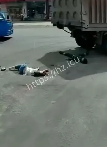 母子骑电动车