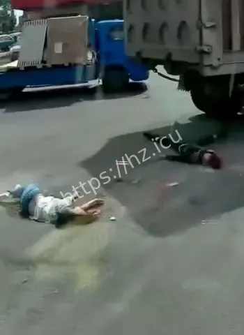 监控曝光撞后未停继续碾